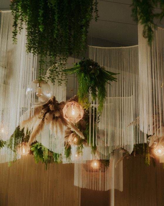 Decor suspendat cu lumini calde