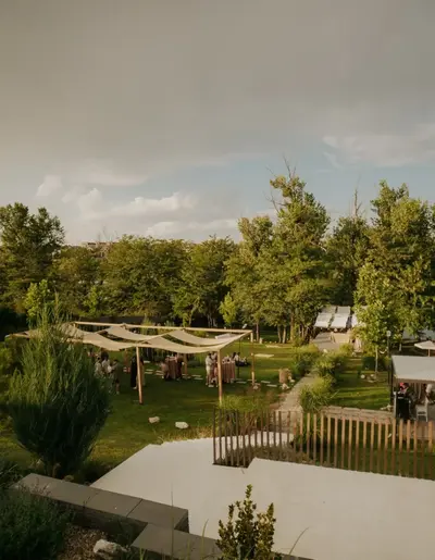 Grădina Ambio – foișor, verde matur și lumină naturală