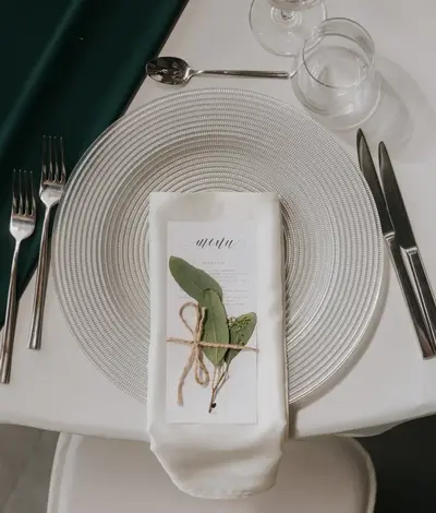 Mâncarea – plating elegant și ingrediente naturale